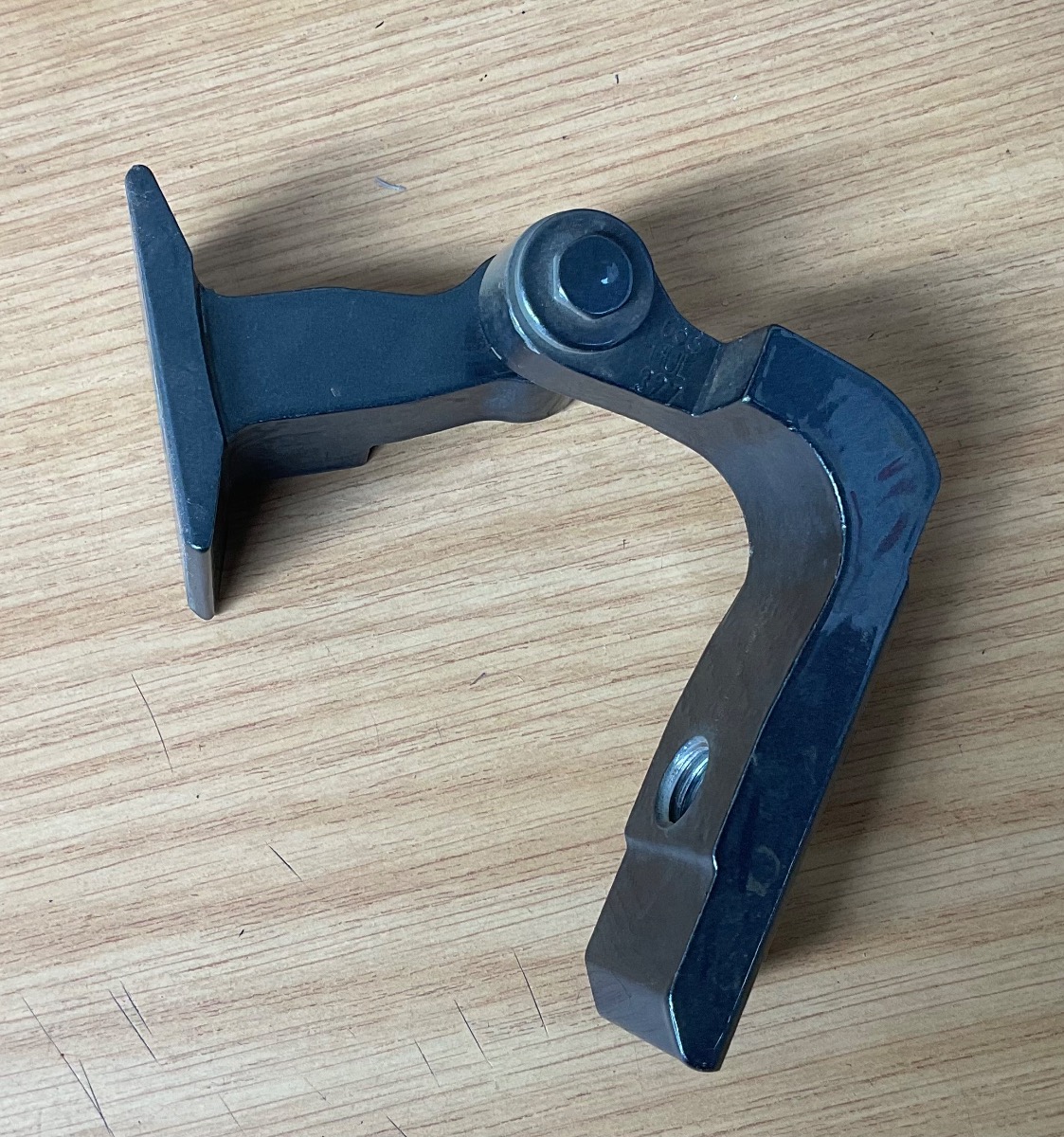 G20 LEFT FRONT LOWER DOOR HINGE
