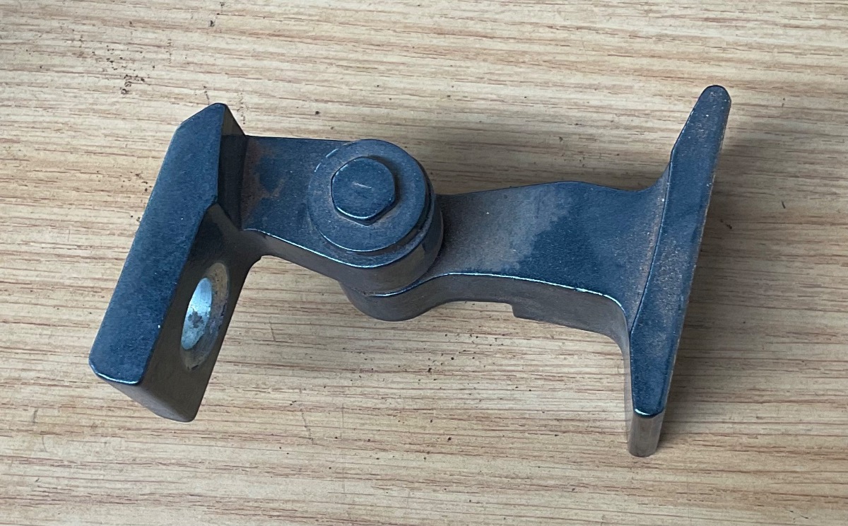 G20 LEFT FRONT UPPER DOOR HINGE