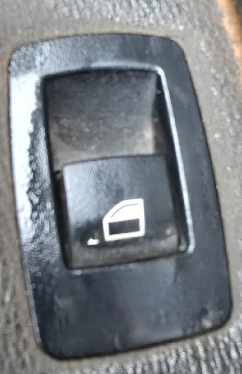 F48 X1 REAR WINDOW SWITCHES L=R