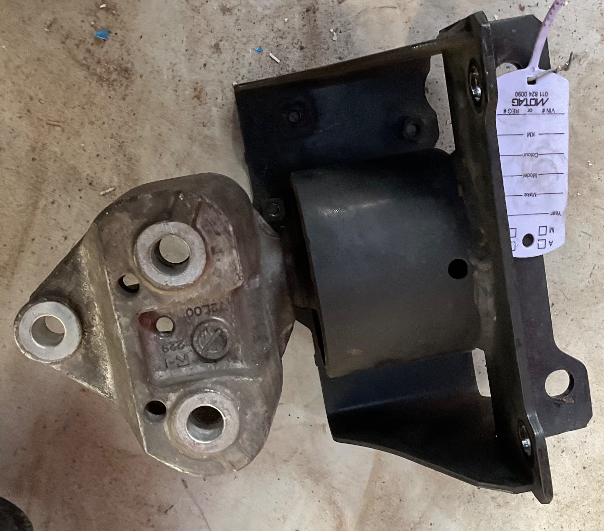 SWIFT 1.6 SPORT RIGHT ENGINE MOUNTING