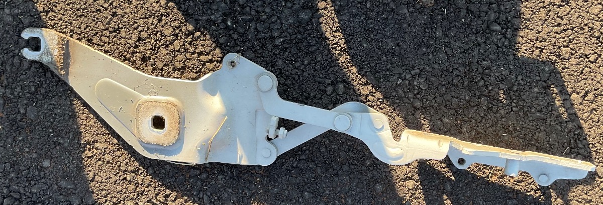 X5 X DRIVE 30D A/T LEFT BONNET HINGE