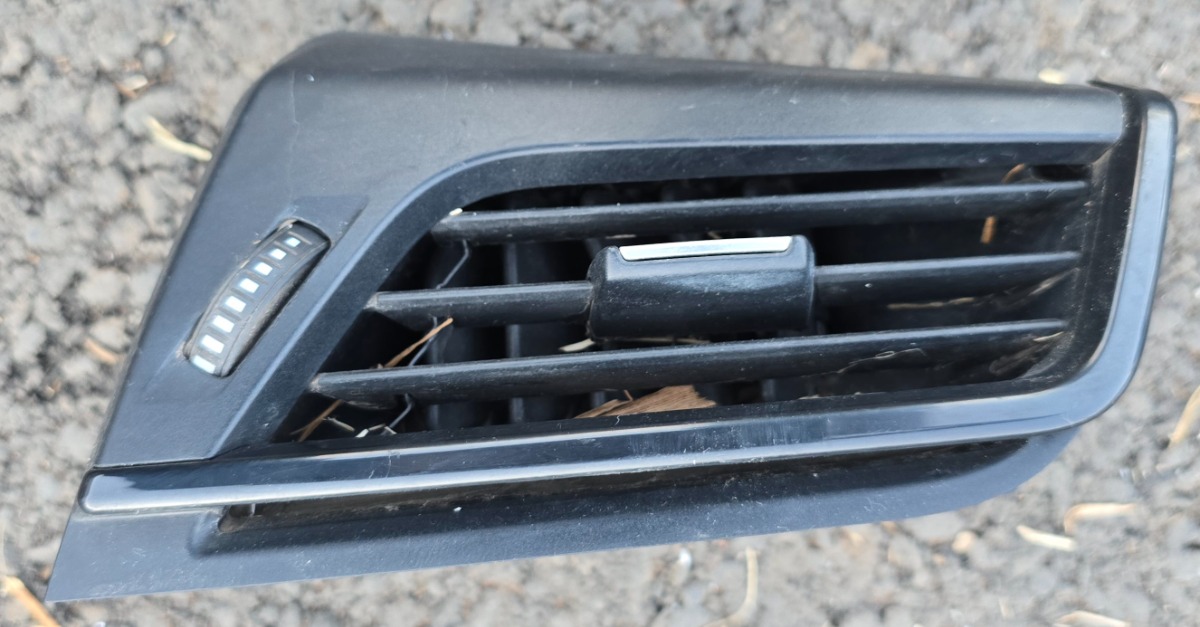 F45 RIGHT DASH VENT