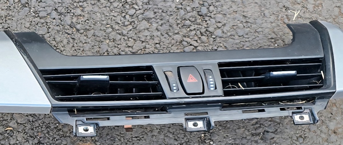 F45 CENTRE DASH VENT