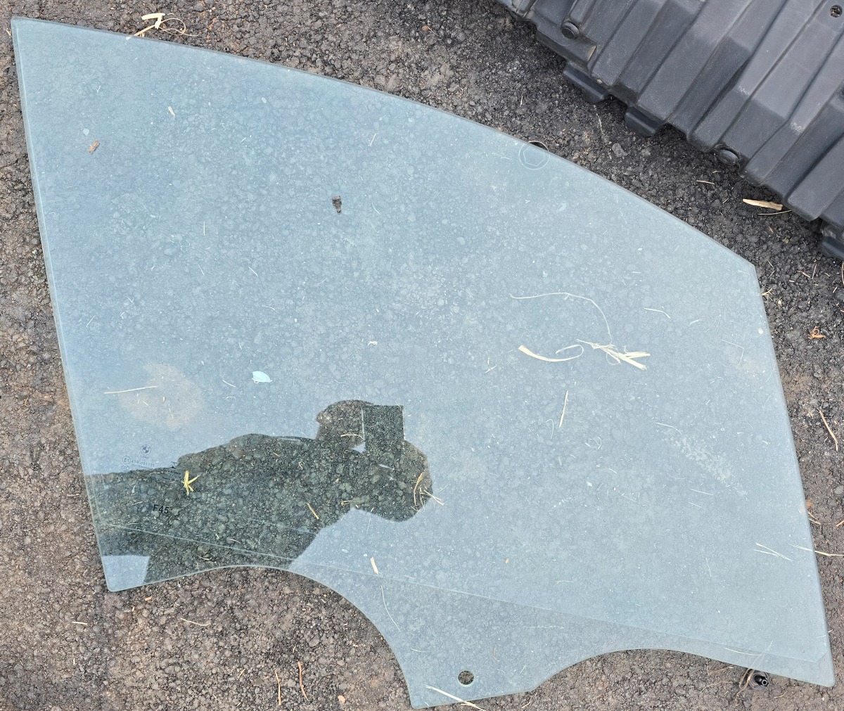 F45 RIGHT FRONT DOOR GLASS