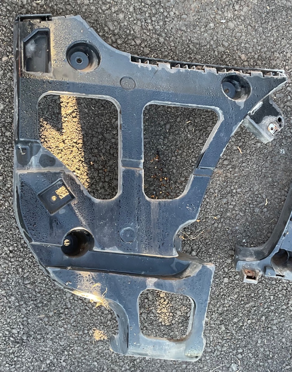 X5 X DRIVE 30D A/T RIGHT REAR BUMPER BRACKET