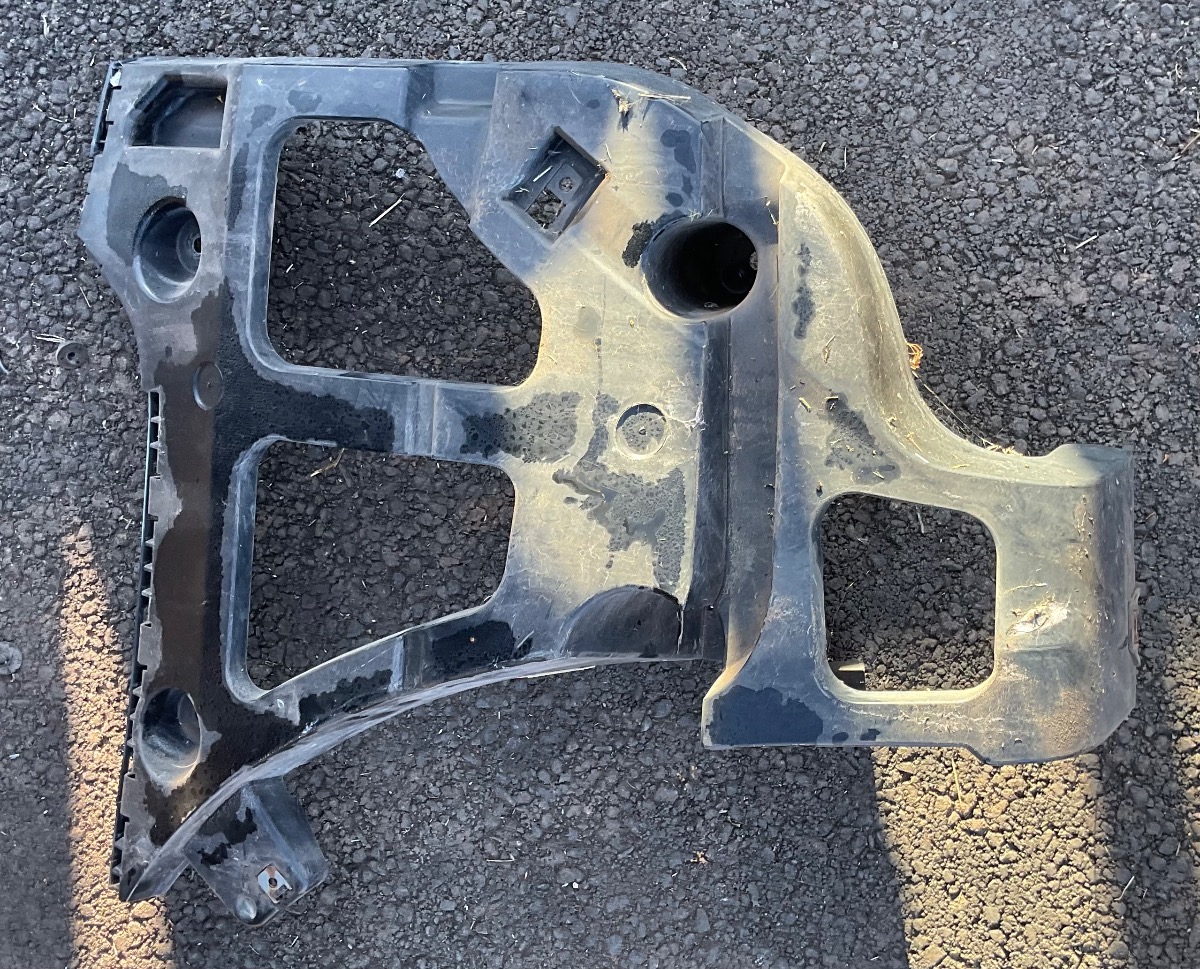 X5 X DRIVE 30D A/T LEFT REAR BUMPER BRACKET