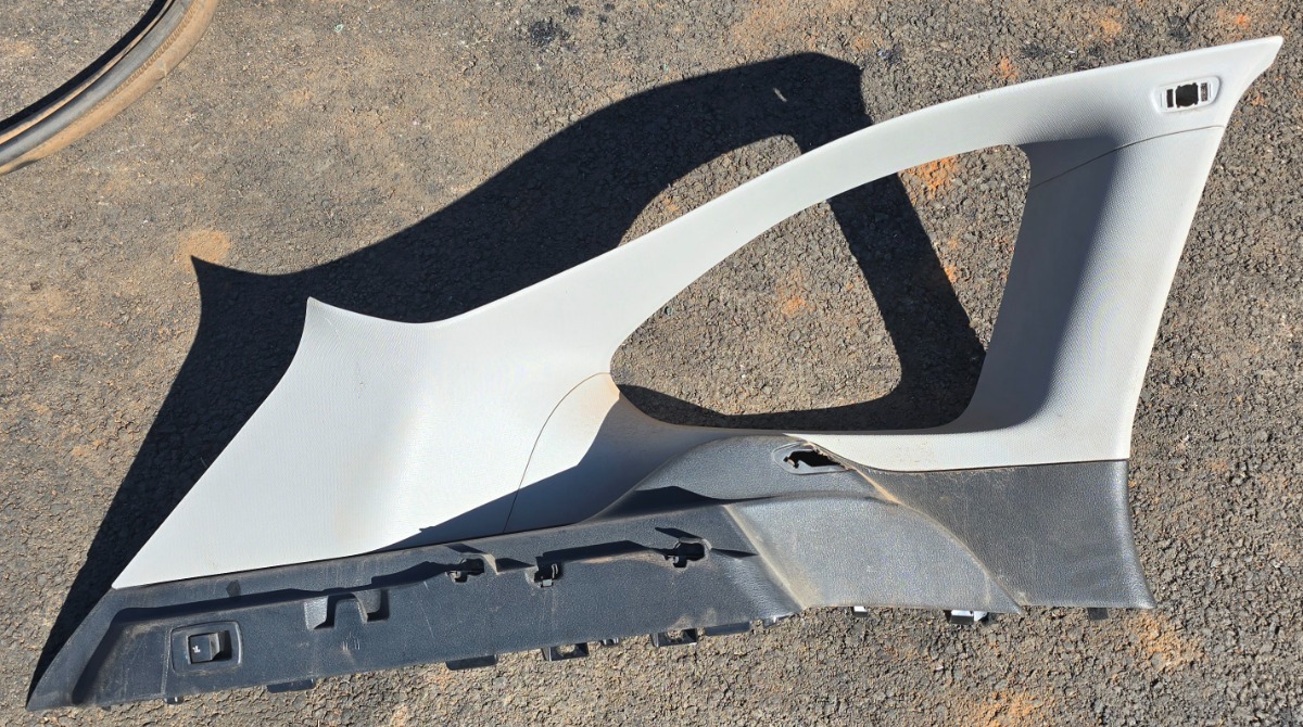 F48 X1 LEFT REAR C/D-PILLAR TRIM