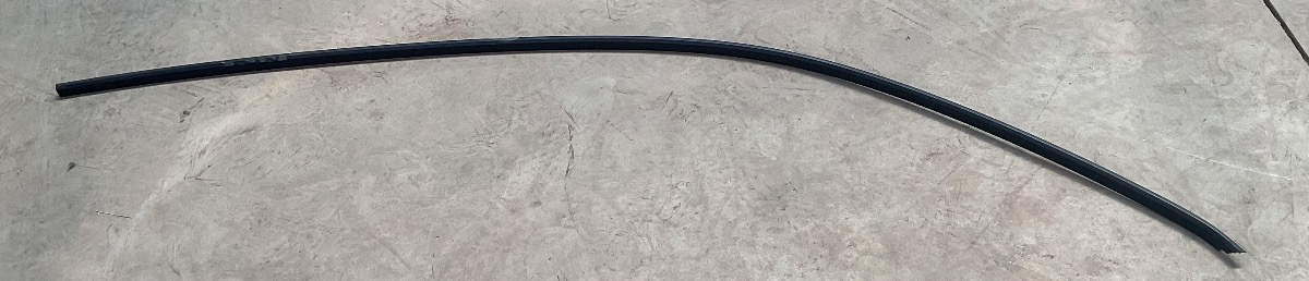 Q3 LEFT FRONT DOOR TRIM STRIP