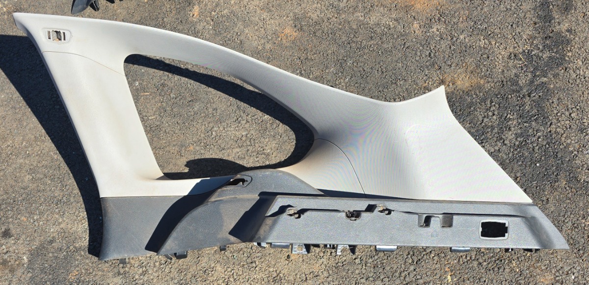 F48 X1 RIGHT REAR C/D-PILLAR TRIM
