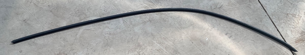 Q3 RIGHT FRONT DOOR TRIM STRIP