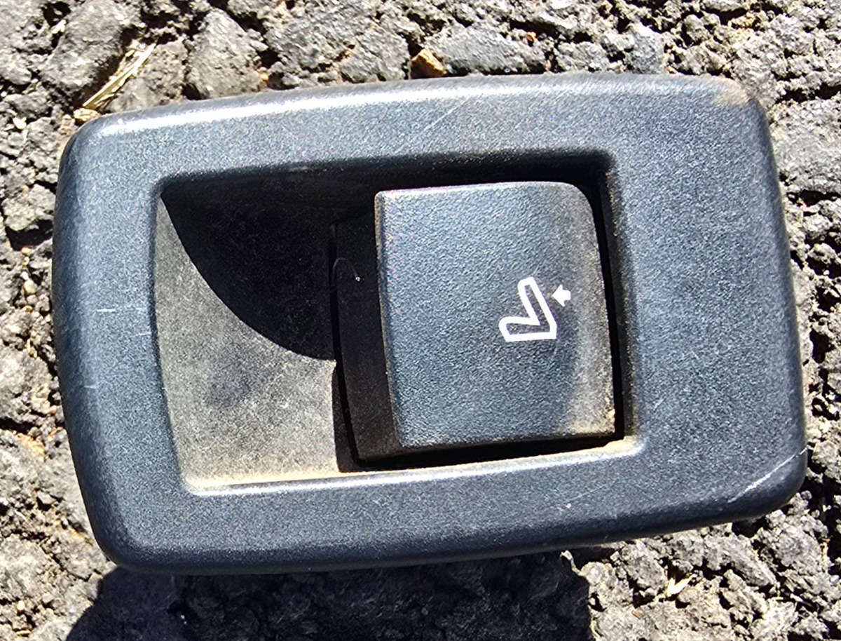 F48 X1 RIGHT REAR SEAT RELEASE SWITCH