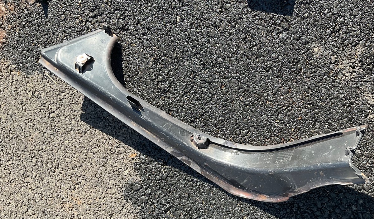 318i M SPORT A/T (G20) DRIP RAIL - Right Side Black Plastic with Drain Holes