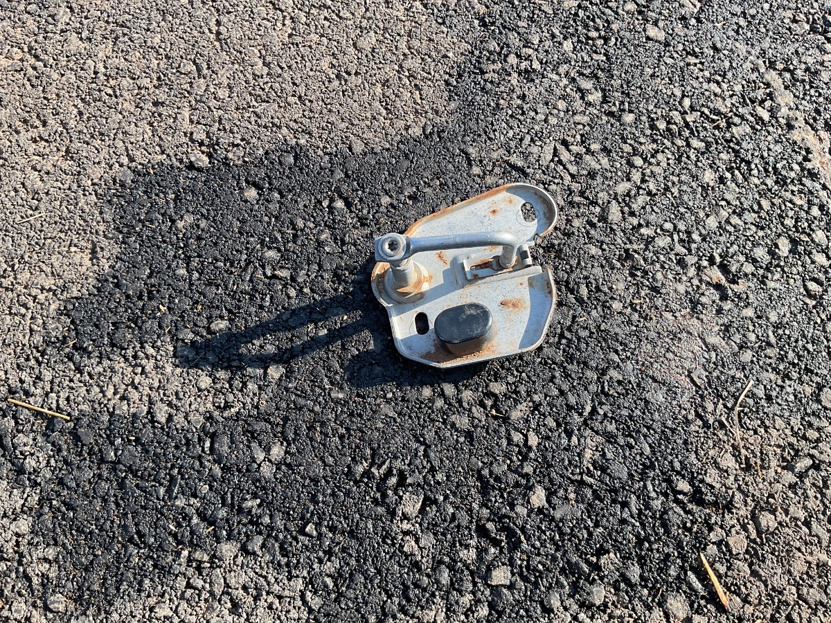 G20 BONNET CATCH RIGHT
