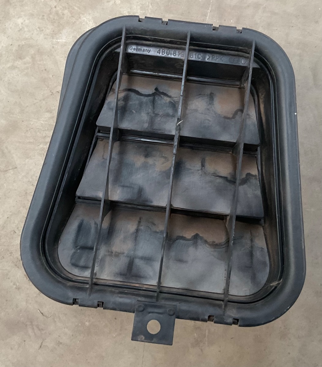 Q3 Rear Right Vent Cover