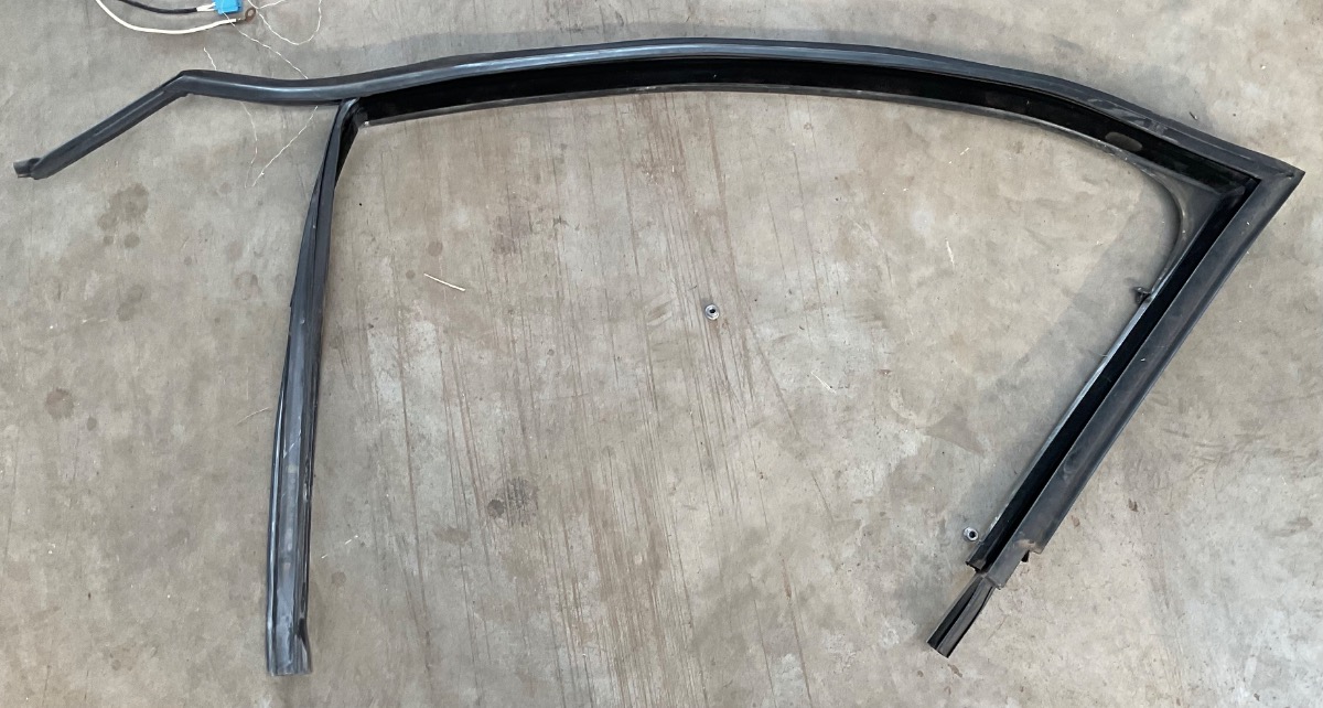 POLO VIVO LEFT FRONT DOOR GLASS SEAL