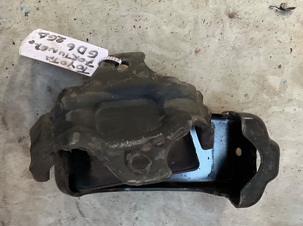 FORTUNER 2.4 GD-6 engine mounting