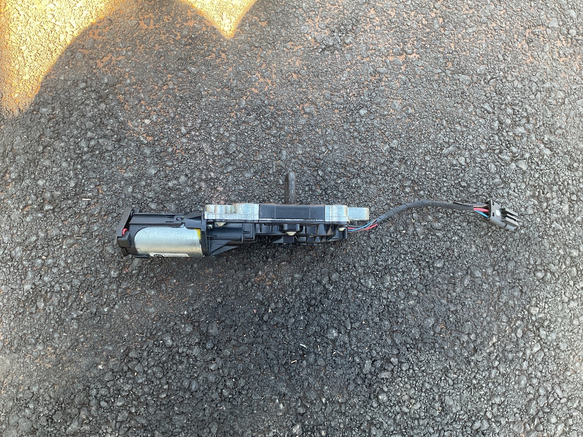 X5 X DRIVE 30D A/T TAILGATE LOCK