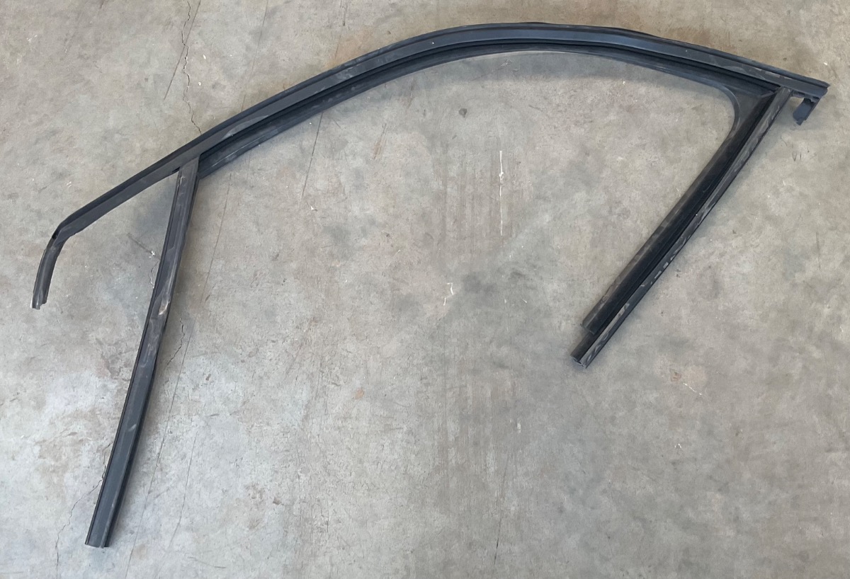 T CROSS LEFT FRONT DOOR GLASS SEAL