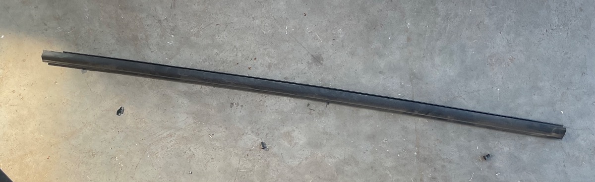 T CROSS LEFT FRONT OUTER WINDOW SEAL