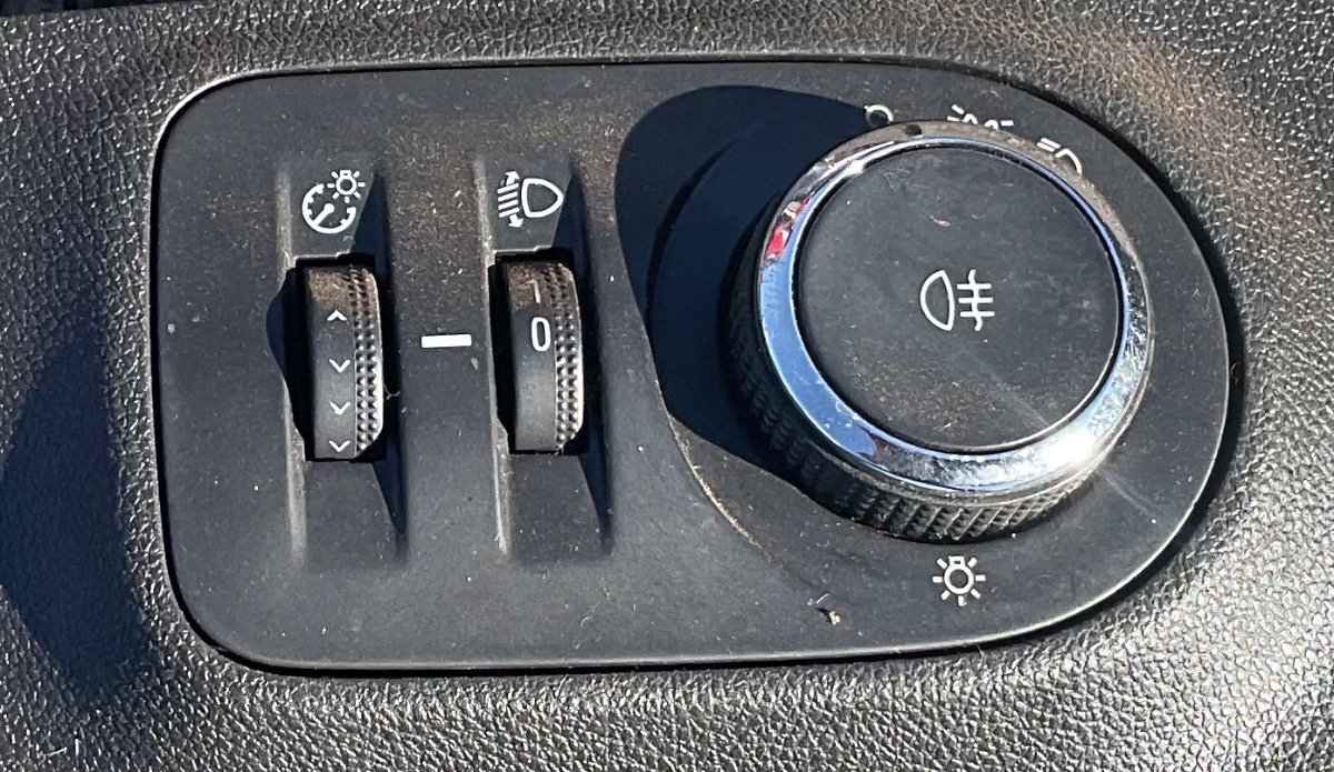 CORSA HEADLIGHT SWITCH