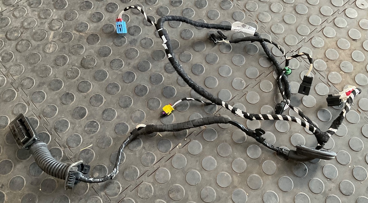 TIGUAN ALLSPACE RIGHT FRONT DOOR WIRING