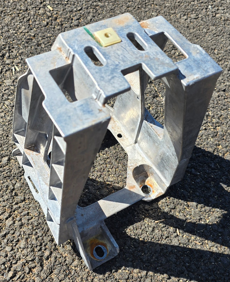 F48 X1 CENTRE CONSOE BRACKET