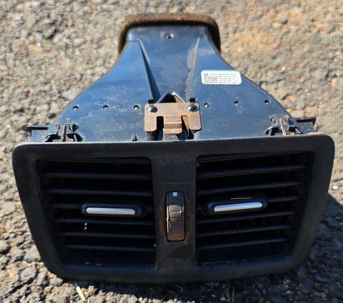 F48 X1 REAR AIR VENT CENTRE