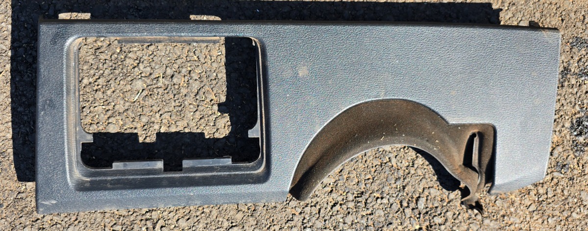 F48 X1 RIGHT LOWER DASH TRIM