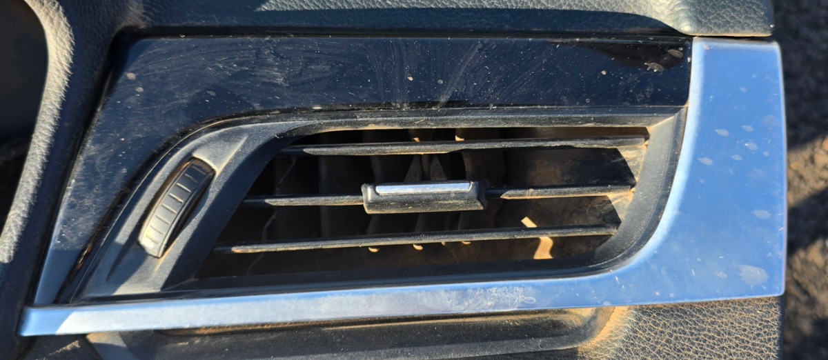 F48 X1 RIGHT DASH VENT