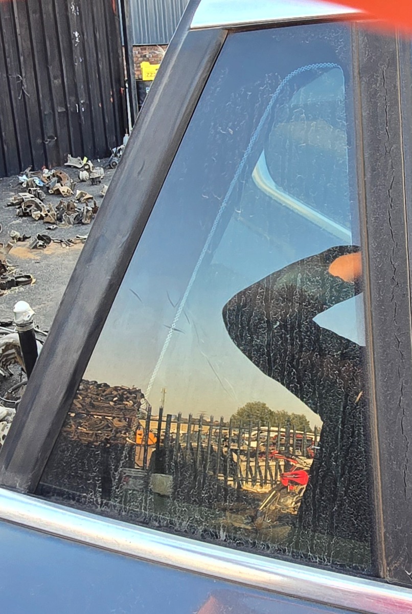 F48 X1 RIGHT REAR DOOR QUARTER VENT