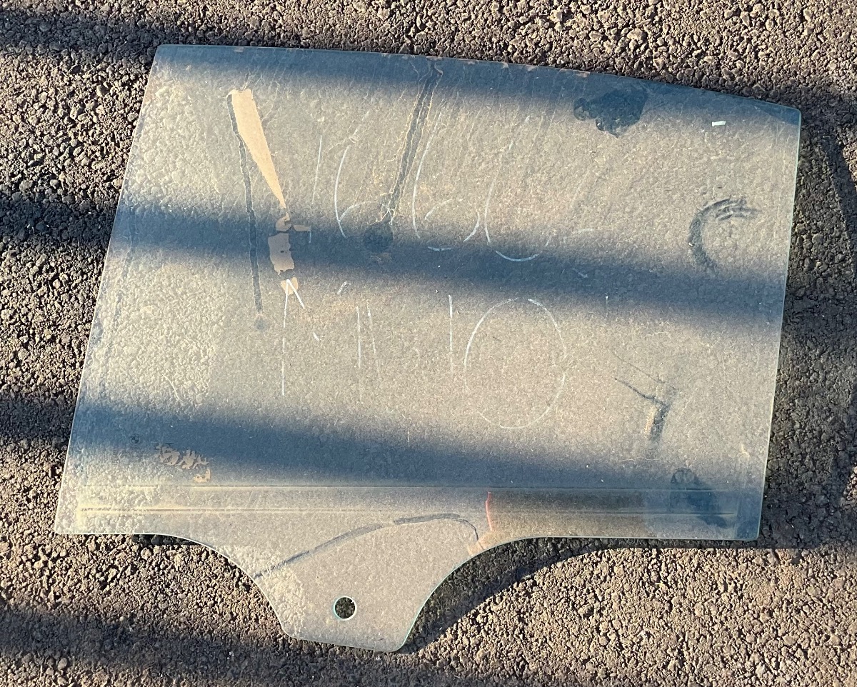 G20 LEFT REAR DOOR GLASS