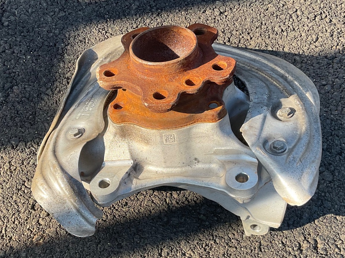 G20 LEFT FRONT STUB AXLE