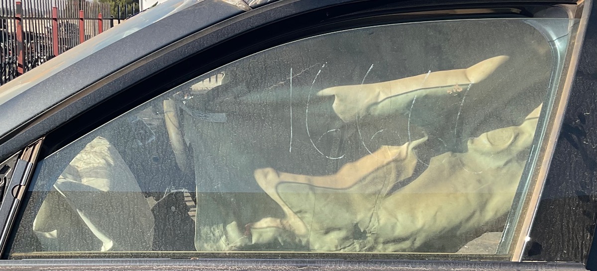 G20 LEFT FRONT DOOR GLASS