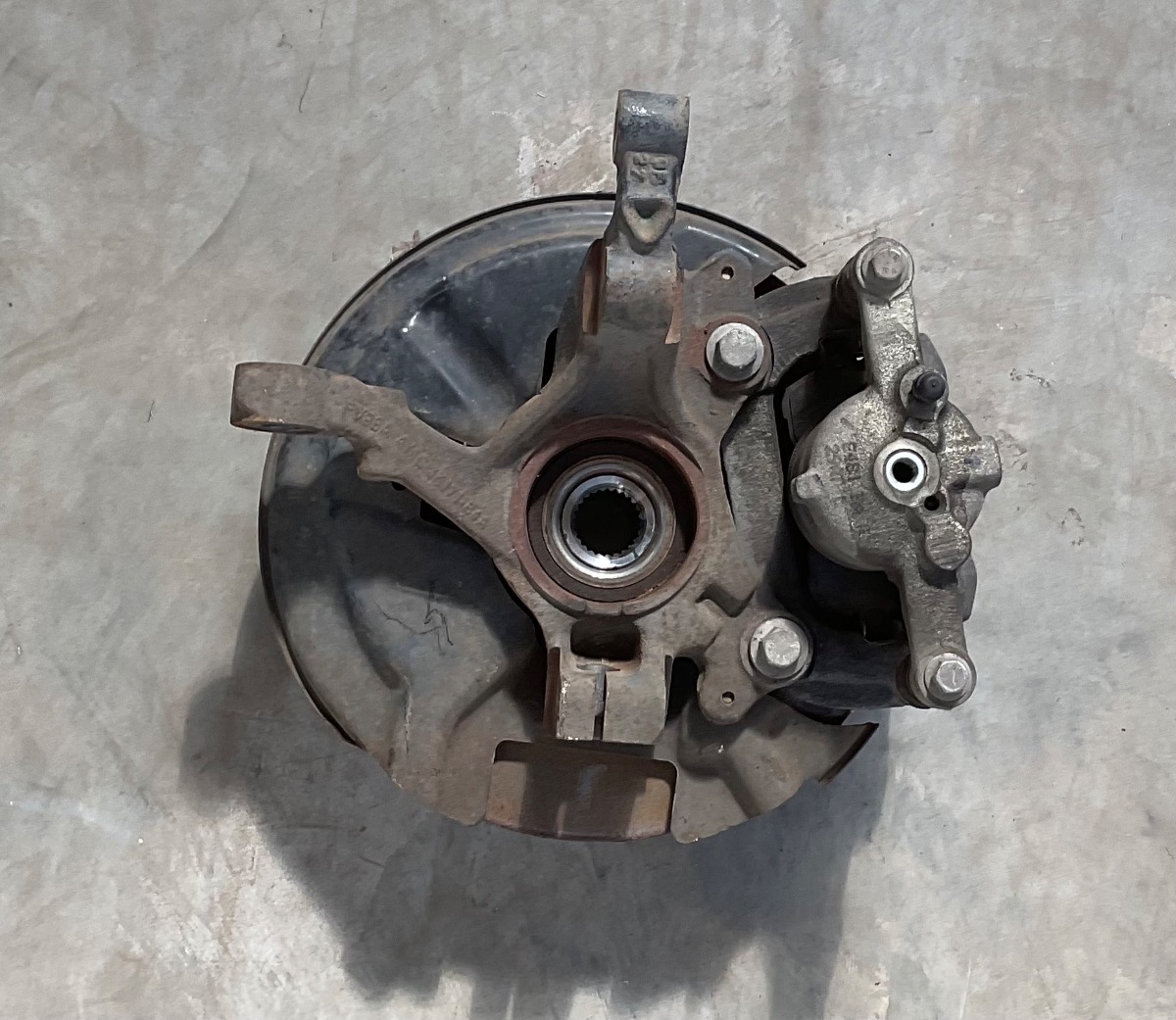 FIGO LEFT FRONT HUB & KNUCKLE