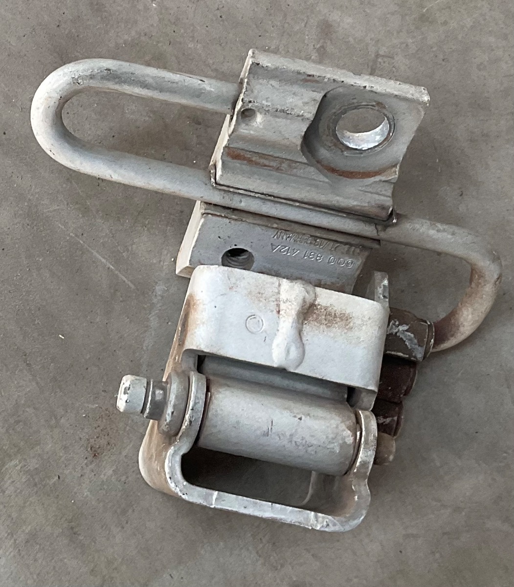POLO RIGHT LOWER DOOR HINGE