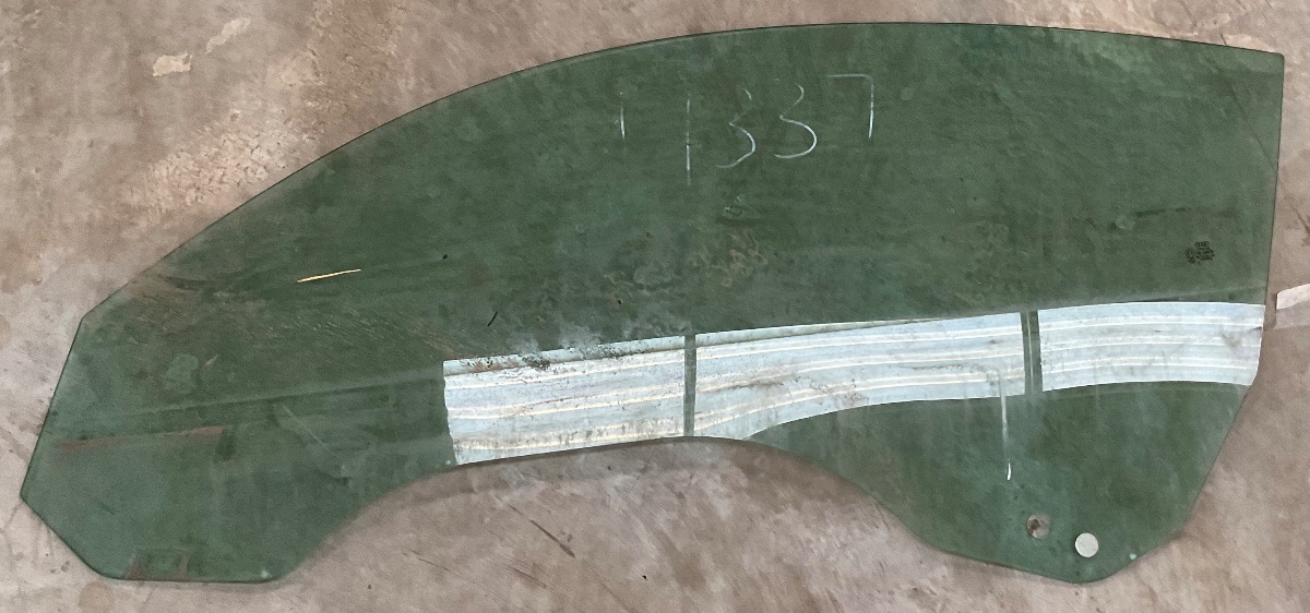 TT LEFT DOOR GLASS