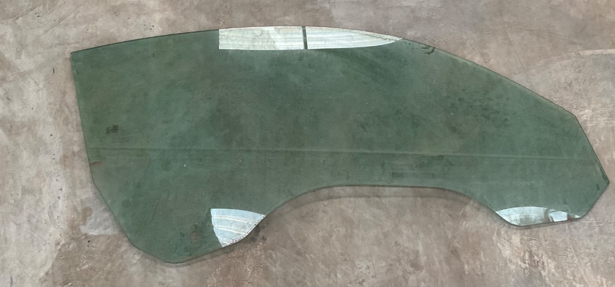 TT RIGHT DOOR GLASS