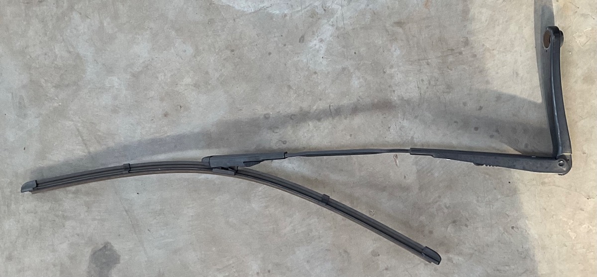 TT RIGHT WIPER ARM