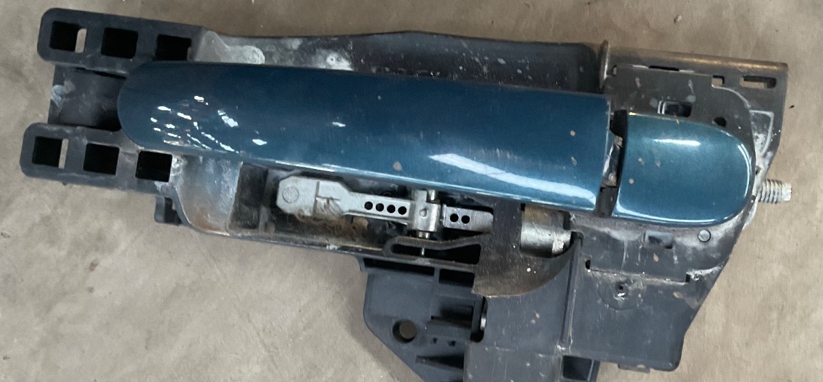 TT LEFT OUTER DOOR HANDLE