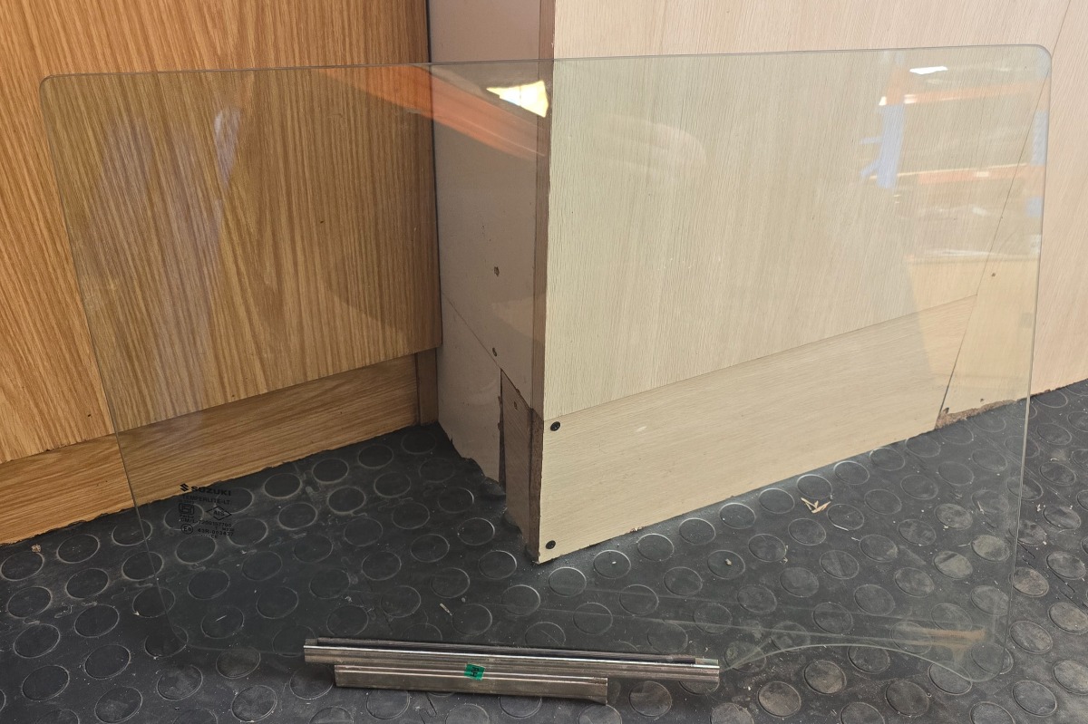 SWIFT RIGHT REAR DOOR GLASS