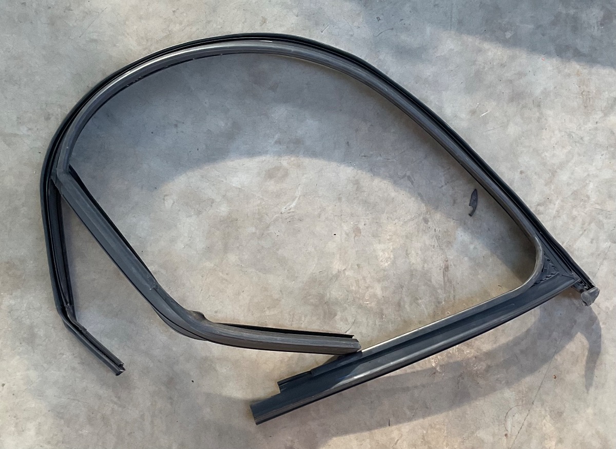 T CROSS LEFT FRONT DOOR GLASS SEAL