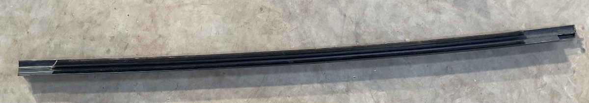 T-CROSS WINDOW APERTURE SEAL RIGHT FRONT