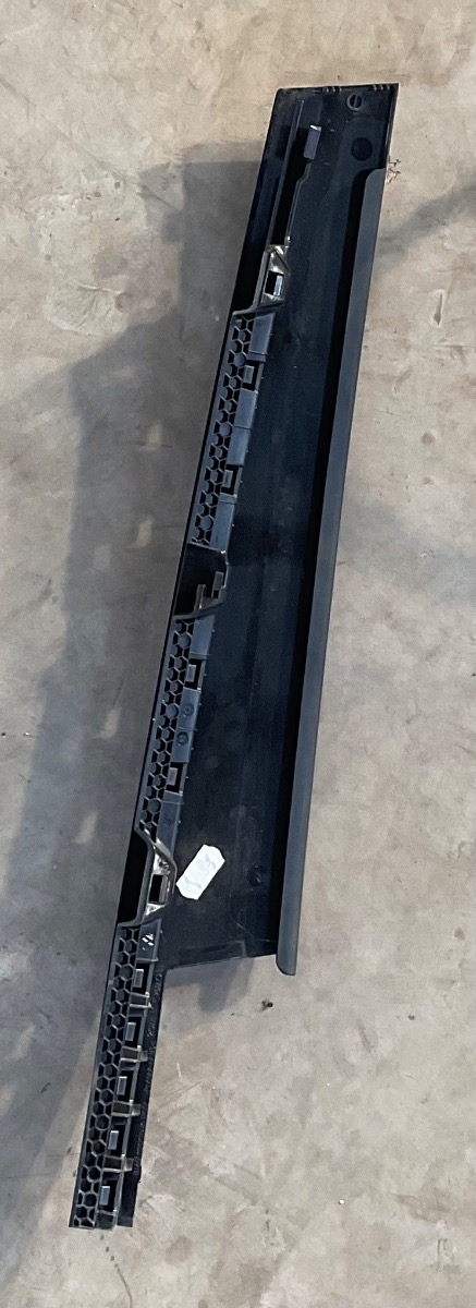 T CROSS RIGT FRONT OUTER DOOR TRIM