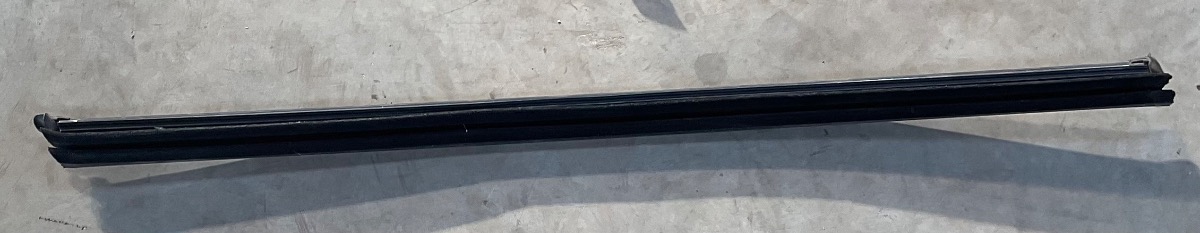 T CROSS RIGHT FRONT INNER WEATHER STRIP