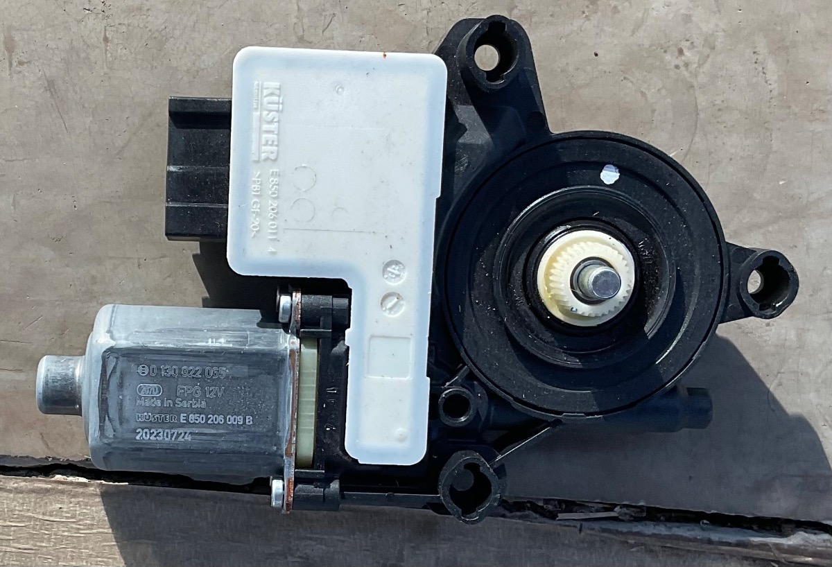 T CROSS RIGHT FRONT WINDOW MOTOR