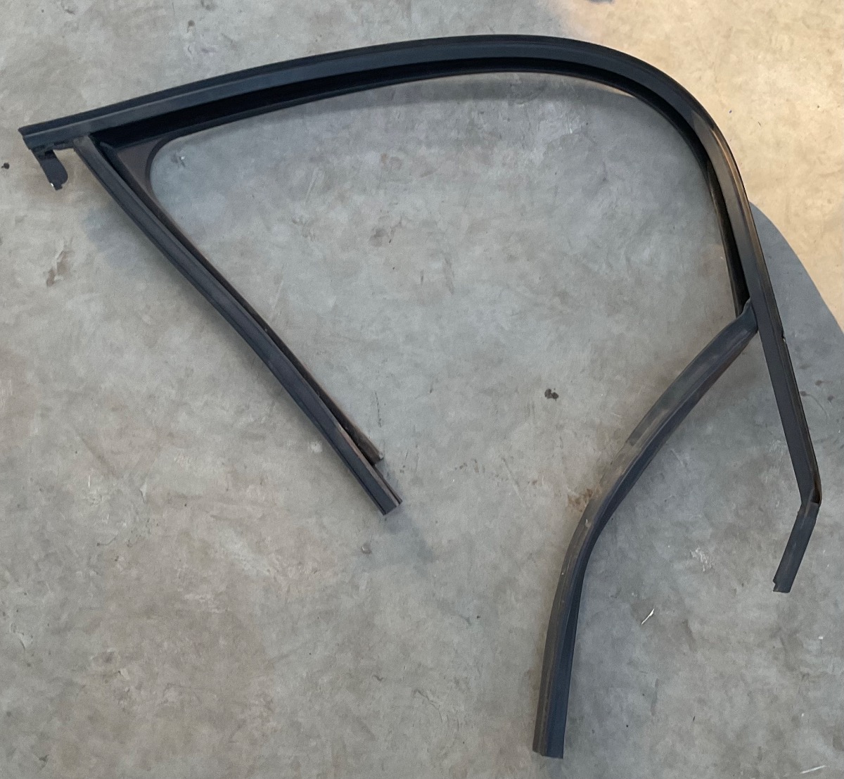 T CROSS RIGHT FRONT GLASS RUBBER