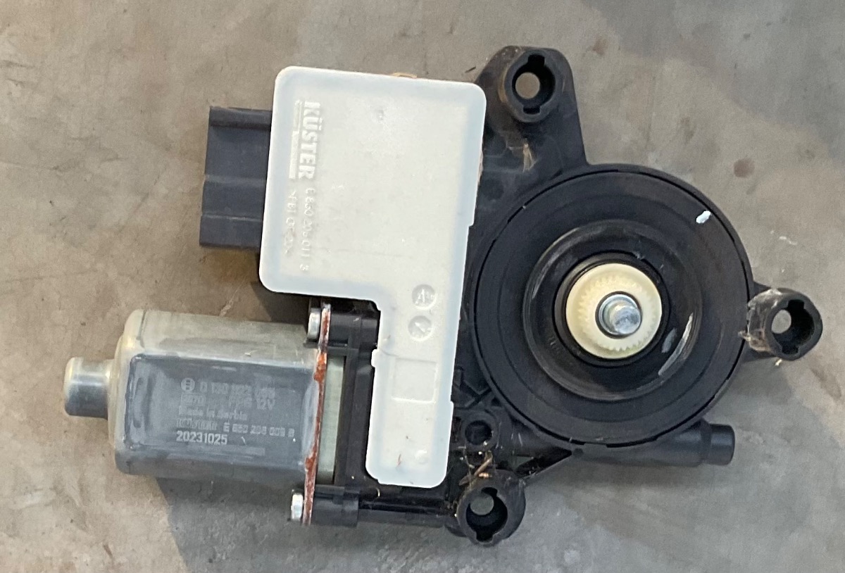 T CROSS RIGHT FRONT WINDOW MOTOR