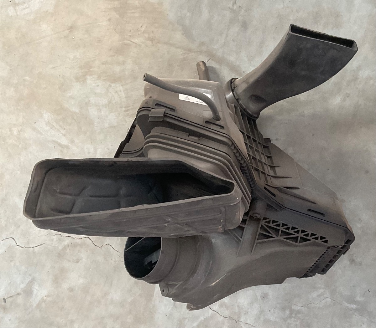 A4 2.0 TDI AIR FILTER HOUSING