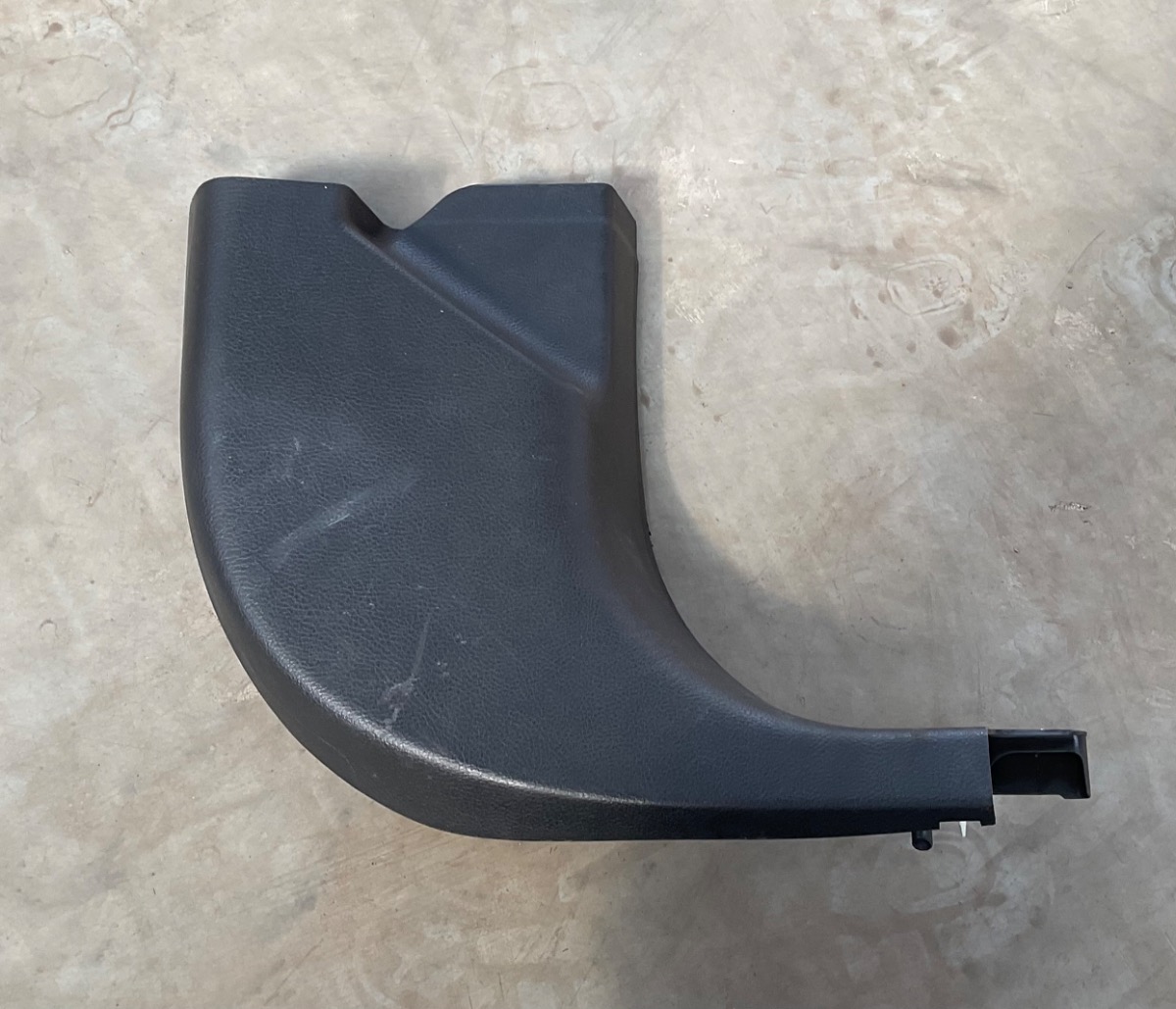 FIGO RIGHT FRONT KICK PANEL TRIM