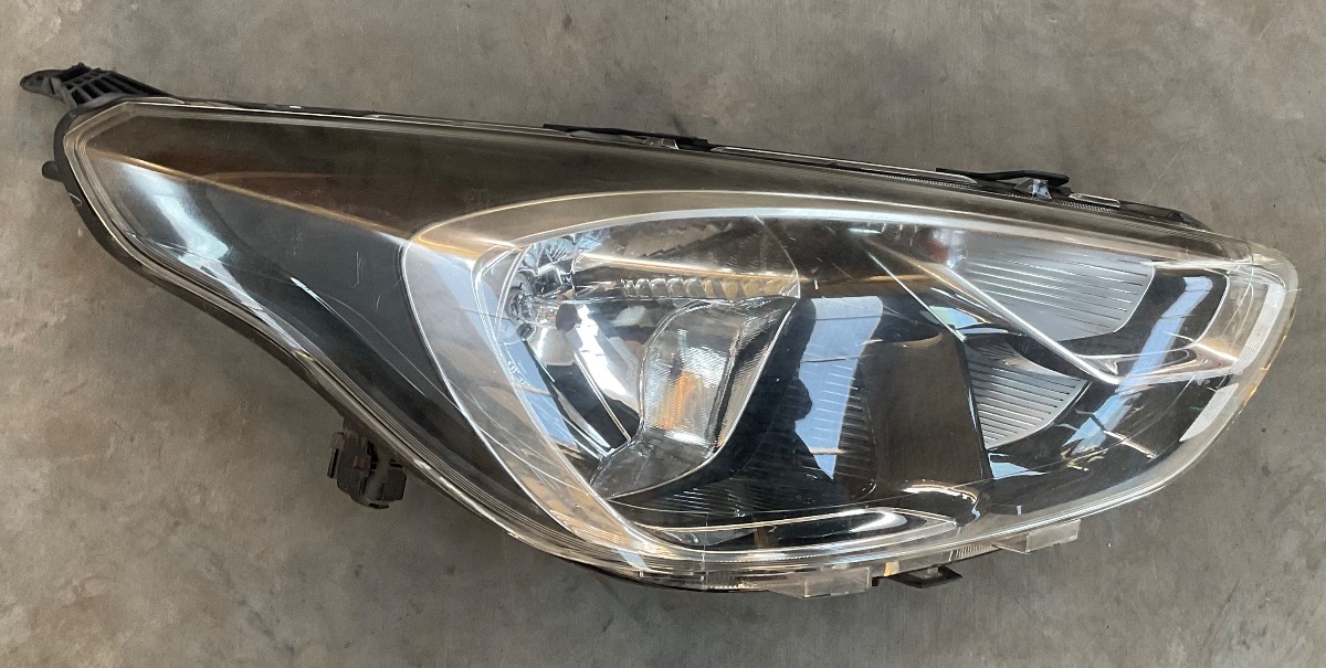 FIGO RIGHT HEADLIGHT